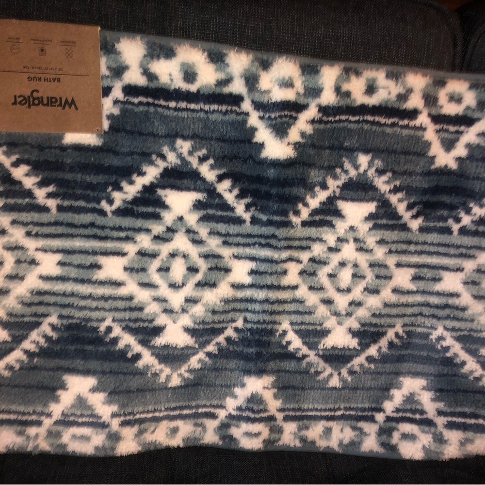 💙 Wrangler Blue and White Aztec Plush bath Rug
